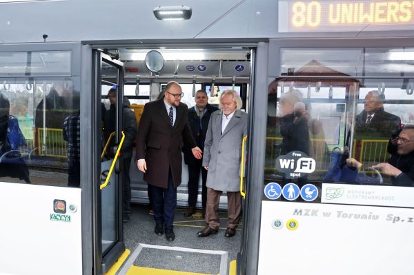 Otwarcie linii autobusowej nr 80 i przejazd władz UMK i Torunia (12.11.2024) [fot. Andrzej Romański] Kliknij, aby powiększyć zdjęcie