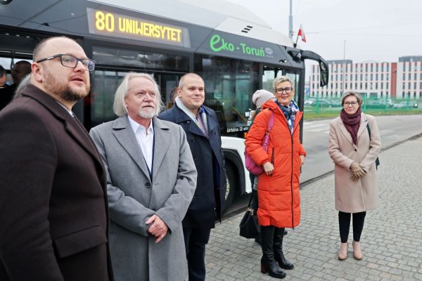 Otwarcie linii autobusowej nr 80 i przejazd władz UMK i Torunia (12.11.2024) [fot. Andrzej Romański] Kliknij, aby powiększyć zdjęcie