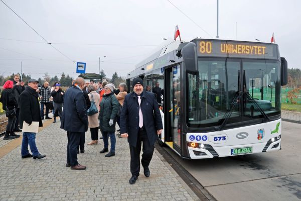 Otwarcie linii autobusowej nr 80 i przejazd władz UMK i Torunia (12.11.2024) [fot. Andrzej Romański] Kliknij, aby powiększyć zdjęcie