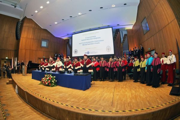 Jubileusze Collegium Medicum UMK uroczystość w Bydgoszczy (Filharmonia Pomorska,  25.11.2024) [fot. Andrzej Romański] Kliknij, aby powiększyć zdjęcie