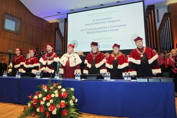 Jubileusze Collegium Medicum UMK uroczystość w Bydgoszczy (Filharmonia Pomorska,  25.11.2024) [fot. Andrzej Romański] Kliknij, aby powiększyć zdjęcie