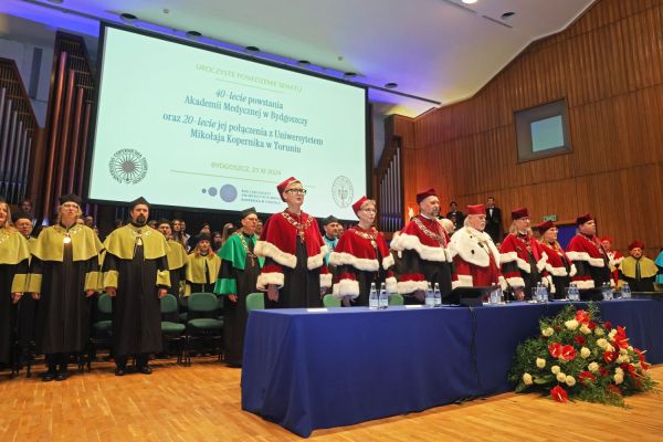 Jubileusze Collegium Medicum UMK uroczystość w Bydgoszczy (Filharmonia Pomorska,  25.11.2024) [fot. Andrzej Romański] Kliknij, aby powiększyć zdjęcie