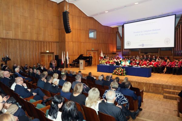 Jubileusze Collegium Medicum UMK uroczystość w Bydgoszczy (Filharmonia Pomorska,  25.11.2024) [fot. Andrzej Romański] Kliknij, aby powiększyć zdjęcie