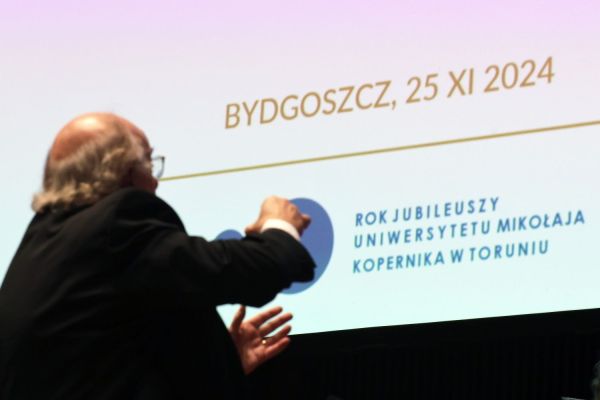 Jubileusze Collegium Medicum UMK uroczystość w Bydgoszczy (Filharmonia Pomorska,  25.11.2024) [fot. Andrzej Romański] Kliknij, aby powiększyć zdjęcie