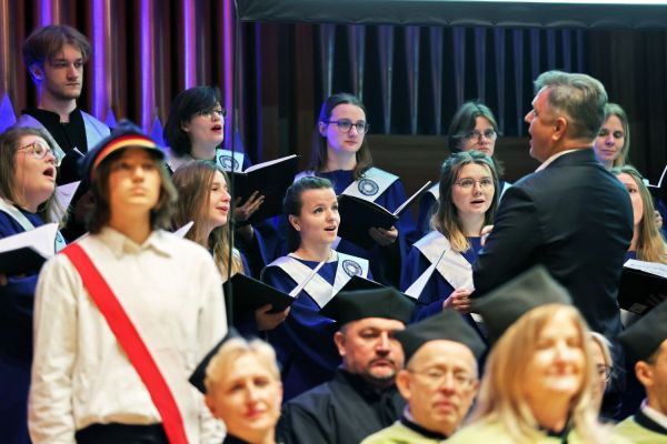 Jubileusze Collegium Medicum UMK uroczystość w Bydgoszczy (Filharmonia Pomorska,  25.11.2024) [fot. Andrzej Romański] Kliknij, aby powiększyć zdjęcie