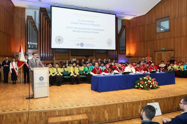 Jubileusze Collegium Medicum UMK uroczystość w Bydgoszczy (Filharmonia Pomorska,  25.11.2024) [fot. Andrzej Romański] Kliknij, aby powiększyć zdjęcie