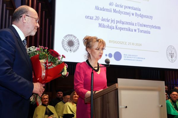 Jubileusze Collegium Medicum UMK uroczystość w Bydgoszczy (Filharmonia Pomorska,  25.11.2024) [fot. Andrzej Romański] Kliknij, aby powiększyć zdjęcie