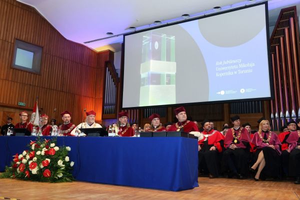 Jubileusze Collegium Medicum UMK uroczystość w Bydgoszczy (Filharmonia Pomorska,  25.11.2024) [fot. Andrzej Romański] Kliknij, aby powiększyć zdjęcie