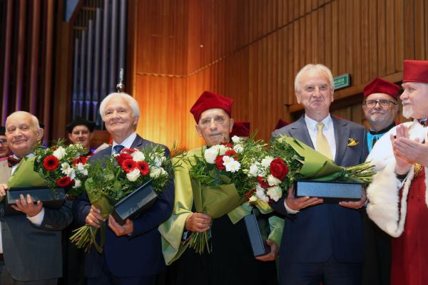 Jubileusze Collegium Medicum UMK uroczystość w Bydgoszczy (Filharmonia Pomorska,  25.11.2024) [fot. Andrzej Romański] Kliknij, aby powiększyć zdjęcie