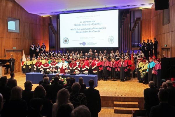 Jubileusze Collegium Medicum UMK uroczystość w Bydgoszczy (Filharmonia Pomorska,  25.11.2024) [fot. Andrzej Romański] Kliknij, aby powiększyć zdjęcie