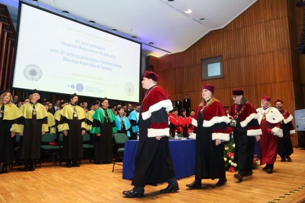 Jubileusze Collegium Medicum UMK uroczystość w Bydgoszczy (Filharmonia Pomorska,  25.11.2024) [fot. Andrzej Romański] Kliknij, aby powiększyć zdjęcie