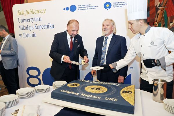 Jubileusze Collegium Medicum UMK uroczystość w Bydgoszczy (Filharmonia Pomorska,  25.11.2024) [fot. Andrzej Romański] Kliknij, aby powiększyć zdjęcie