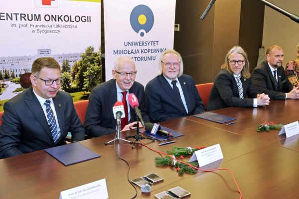 Podpisanie listu intencyjnego UMK UKW i Centrum Onkologii (Bydgoszcz, 20.12.2024) [fot. Andrzej Romański] Kliknij, aby powiększyć zdjęcie