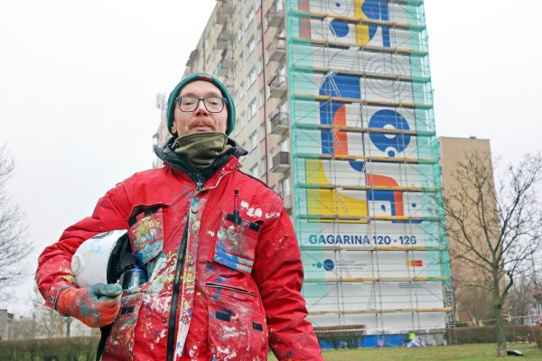 Mural jubileuszowy na wieżowcu przy ul. Gagarina (styczeń 2025) [fot. Andrzej Romański] Kliknij, aby powiększyć zdjęcie