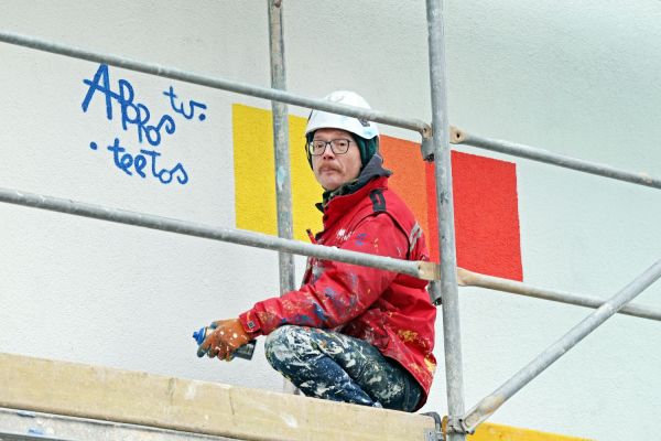 Mural jubileuszowy na wieżowcu przy ul. Gagarina (styczeń 2025) [fot. Andrzej Romański] Kliknij, aby powiększyć zdjęcie