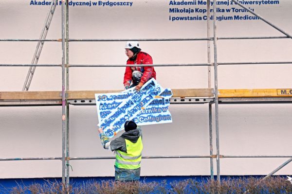 Mural jubileuszowy na wieżowcu przy ul. Gagarina (styczeń 2025) [fot. Andrzej Romański] Kliknij, aby powiększyć zdjęcie