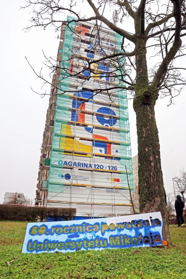 Mural jubileuszowy na wieżowcu przy ul. Gagarina (styczeń 2025) [fot. Andrzej Romański] Kliknij, aby powiększyć zdjęcie