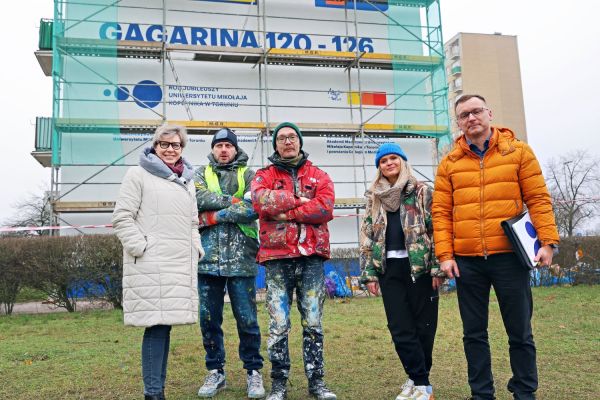 Mural jubileuszowy na wieżowcu przy ul. Gagarina (styczeń 2025) [fot. Andrzej Romański] Kliknij, aby powiększyć zdjęcie