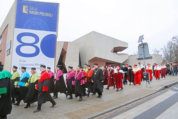 Uroczystość Święta Uniwersytetu jubileusz 80-lecia UMK (19.02.2025) [fot. Andrzej Romański] Kliknij, aby powiększyć zdjęcie