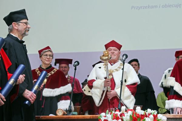 Uroczystość Święta Uniwersytetu jubileusz 80-lecia UMK (19.02.2025) [fot. Andrzej Romański] Kliknij, aby powiększyć zdjęcie