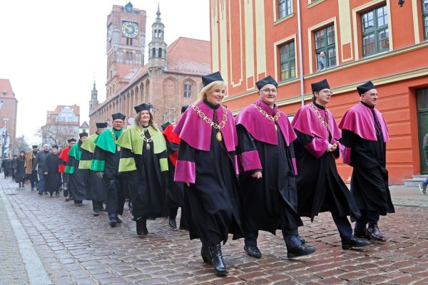 Uroczystość Święta Uniwersytetu jubileusz 80-lecia UMK (19.02.2025) [fot. Andrzej Romański] Kliknij, aby powiększyć zdjęcie