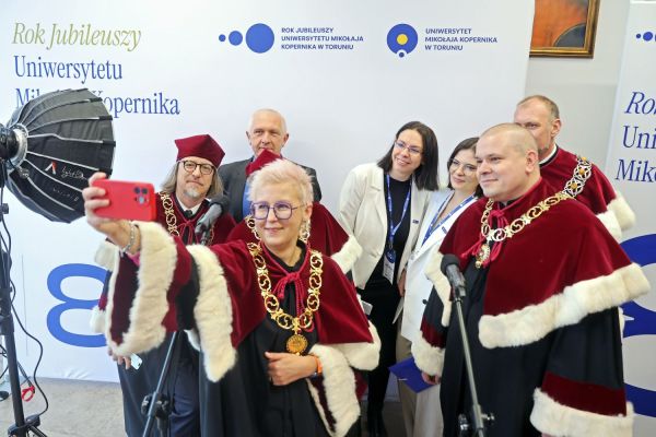 Uroczystość Święta Uniwersytetu jubileusz 80-lecia UMK (19.02.2025) [fot. Andrzej Romański] Kliknij, aby powiększyć zdjęcie