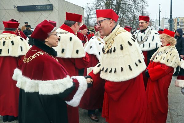 Uroczystość Święta Uniwersytetu jubileusz 80-lecia UMK (19.02.2025) [fot. Andrzej Romański] Kliknij, aby powiększyć zdjęcie