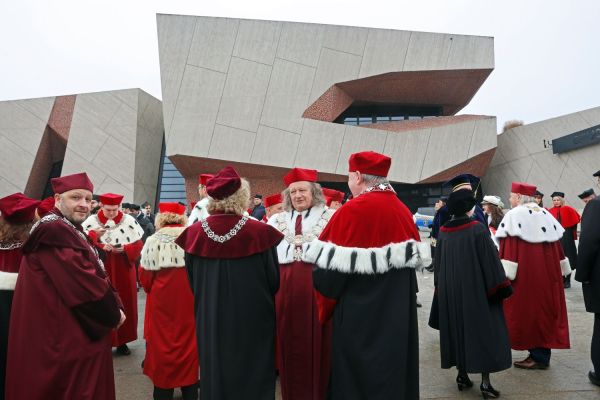 Uroczystość Święta Uniwersytetu jubileusz 80-lecia UMK (19.02.2025) [fot. Andrzej Romański] Kliknij, aby powiększyć zdjęcie