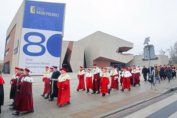 Uroczystość Święta Uniwersytetu jubileusz 80-lecia UMK (19.02.2025) [fot. Andrzej Romański] Kliknij, aby powiększyć zdjęcie