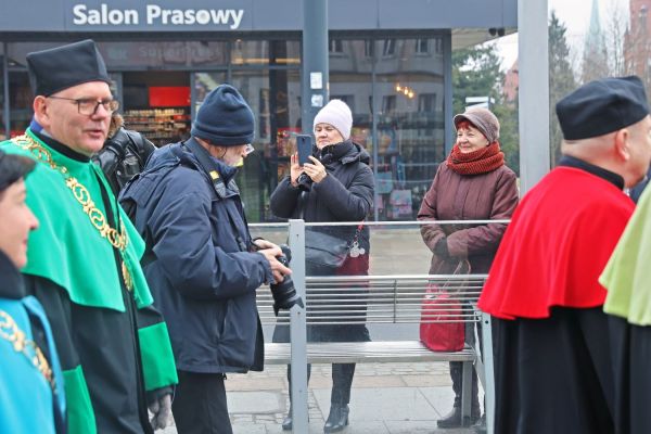 Uroczystość Święta Uniwersytetu jubileusz 80-lecia UMK (19.02.2025) [fot. Andrzej Romański] Kliknij, aby powiększyć zdjęcie