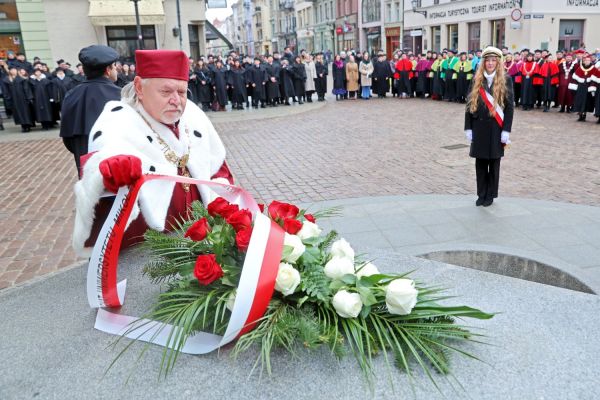 Uroczystość Święta Uniwersytetu jubileusz 80-lecia UMK (19.02.2025) [fot. Andrzej Romański] Kliknij, aby powiększyć zdjęcie