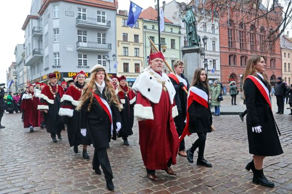 Uroczystość Święta Uniwersytetu jubileusz 80-lecia UMK (19.02.2025) [fot. Andrzej Romański] Kliknij, aby powiększyć zdjęcie