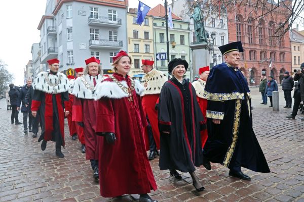 Uroczystość Święta Uniwersytetu jubileusz 80-lecia UMK (19.02.2025) [fot. Andrzej Romański] Kliknij, aby powiększyć zdjęcie