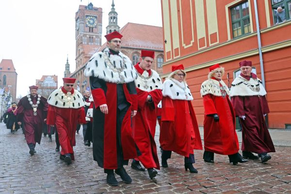 Uroczystość Święta Uniwersytetu jubileusz 80-lecia UMK (19.02.2025) [fot. Andrzej Romański] Kliknij, aby powiększyć zdjęcie