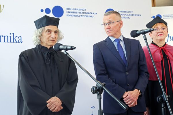 Uroczystość Święta Uniwersytetu jubileusz 80-lecia UMK (19.02.2025) [fot. Andrzej Romański] Kliknij, aby powiększyć zdjęcie