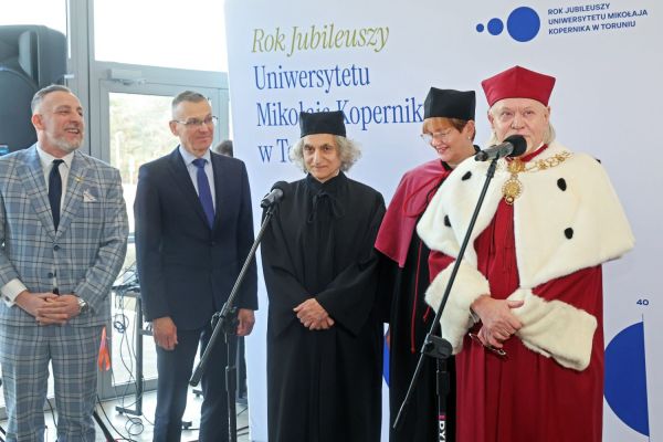 Uroczystość Święta Uniwersytetu jubileusz 80-lecia UMK (19.02.2025) [fot. Andrzej Romański] Kliknij, aby powiększyć zdjęcie