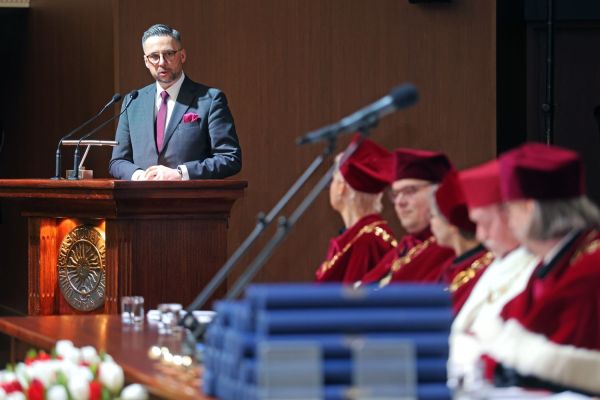 Uroczystość Święta Uniwersytetu jubileusz 80-lecia UMK (19.02.2025) [fot. Andrzej Romański] Kliknij, aby powiększyć zdjęcie