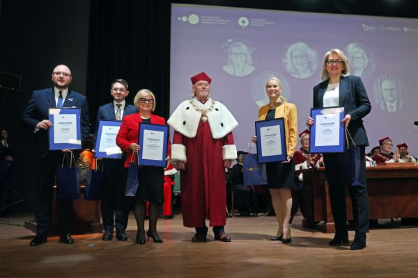 Uroczystość Święta Uniwersytetu jubileusz 80-lecia UMK (19.02.2025) [fot. Andrzej Romański] Kliknij, aby powiększyć zdjęcie