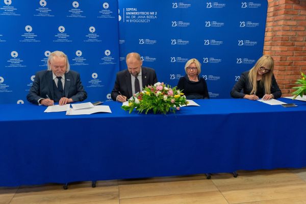 Podpisanie umowy na budowę Centrum Stomatologii UMK [fot. Mariusz Kowalikowski] Kliknij, aby powiększyć zdjęcie