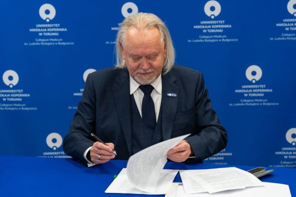 Podpisanie umowy na budowę Centrum Stomatologii UMK [fot. Mariusz Kowalikowski] Kliknij, aby powiększyć zdjęcie