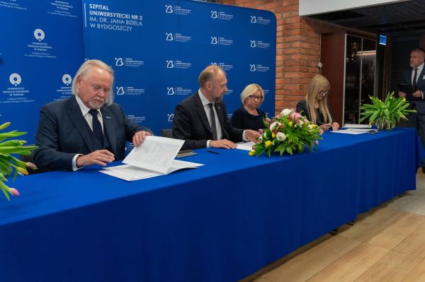 Podpisanie umowy na budowę Centrum Stomatologii UMK [fot. Mariusz Kowalikowski] Kliknij, aby powiększyć zdjęcie