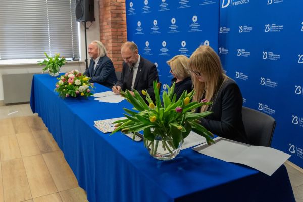 Podpisanie umowy na budowę Centrum Stomatologii UMK [fot. Mariusz Kowalikowski] Kliknij, aby powiększyć zdjęcie