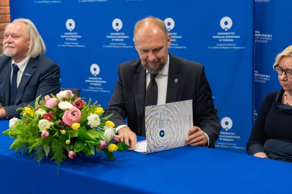 Podpisanie umowy na budowę Centrum Stomatologii UMK [fot. Mariusz Kowalikowski] Kliknij, aby powiększyć zdjęcie
