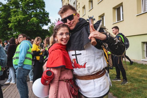 Piernikalia 2025 pochód ulicami miasta (16.05.2025) [fot. Andrzej Romański] Kliknij, aby powiększyć zdjęcie