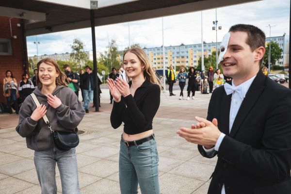Piernikalia 2025 pochód ulicami miasta (16.05.2025) [fot. Andrzej Romański] Kliknij, aby powiększyć zdjęcie