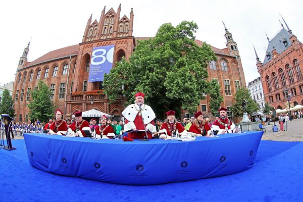 Uroczysty Senat UMK na Rynku Staromiejskim (24.06.25) [fot. Andrzej Romański] Kliknij, aby powiększyć zdjęcie