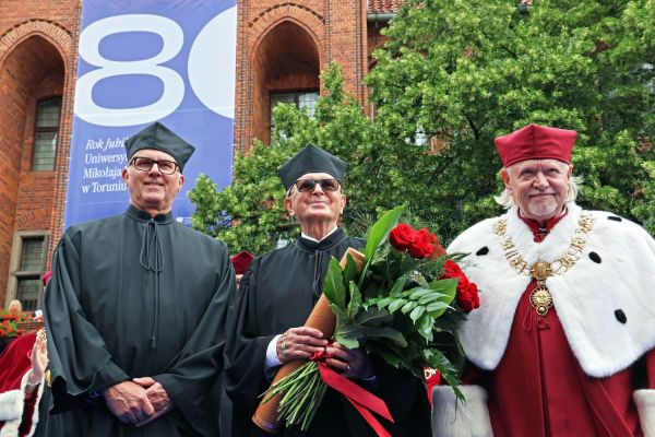 Uroczysty Senat UMK na Rynku Staromiejskim (24.06.25) [fot. Andrzej Romański] Kliknij, aby powiększyć zdjęcie