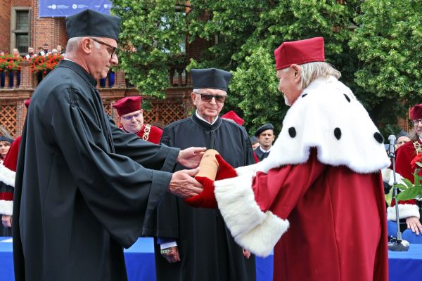 Uroczysty Senat UMK na Rynku Staromiejskim (24.06.25) [fot. Andrzej Romański] Kliknij, aby powiększyć zdjęcie
