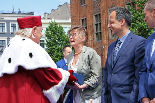 Uroczysty Senat UMK na Rynku Staromiejskim (24.06.25) [fot. Andrzej Romański] Kliknij, aby powiększyć zdjęcie