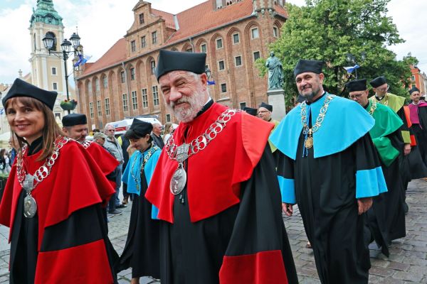 Uroczysty Senat UMK na Rynku Staromiejskim (24.06.25) [fot. Andrzej Romański] Kliknij, aby powiększyć zdjęcie